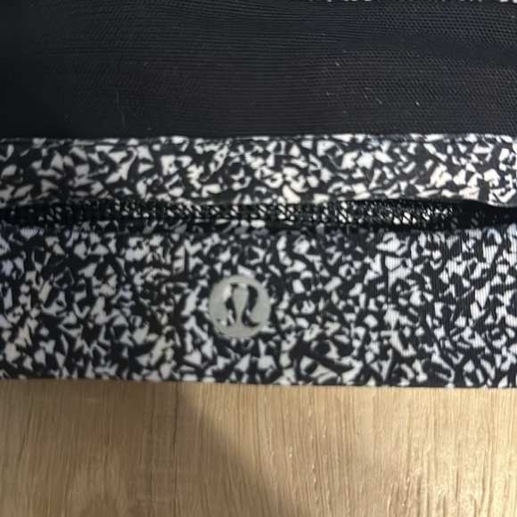 Lululemon women’s black & white sports bra size 10 - Picture 3 of 5